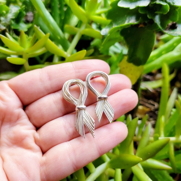 Vintage Silver Bow Stud Earrings - Picture 2 of 4